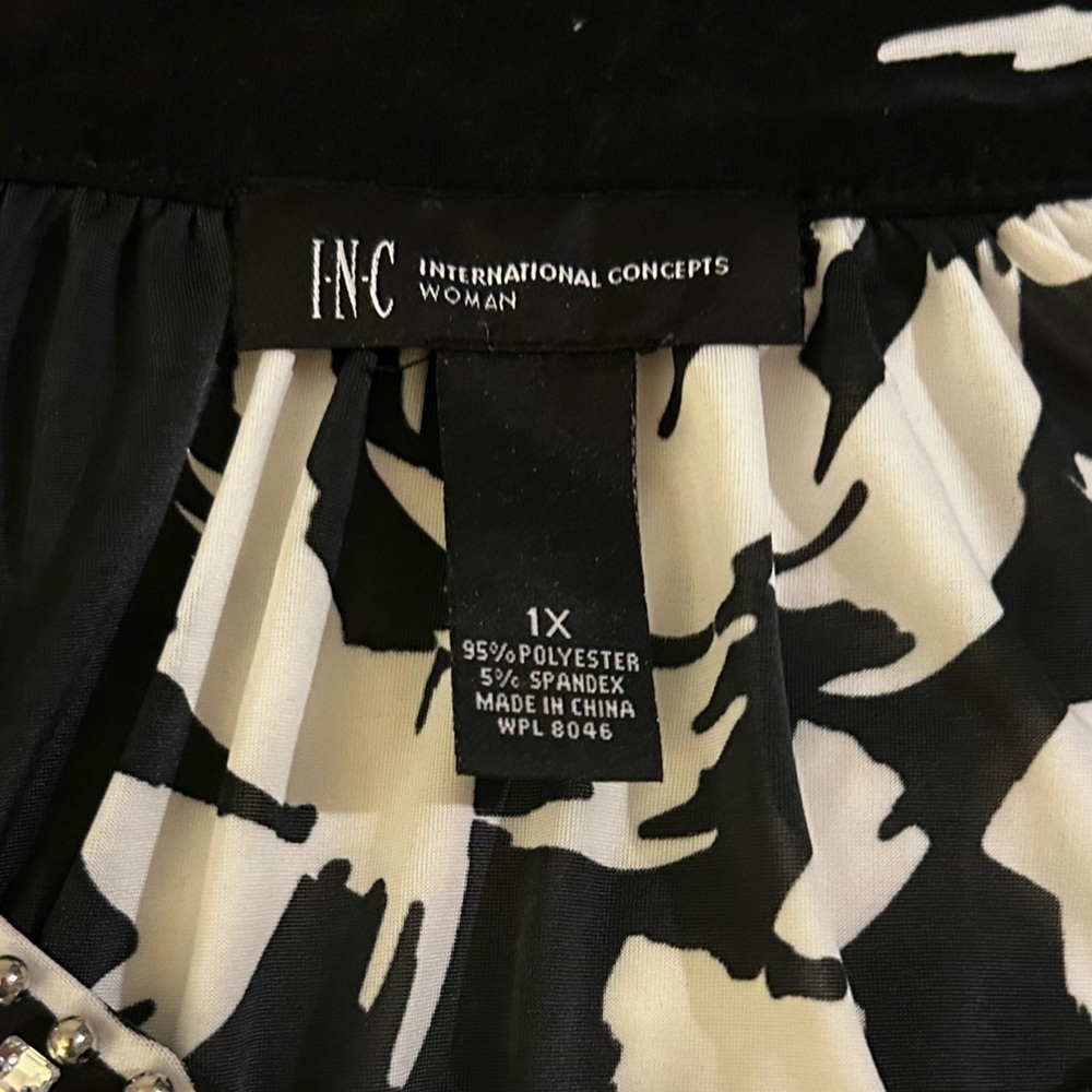 INC International Concepts Black & White large floral rose Embellished Blouse 1X - Picture 11 of 14